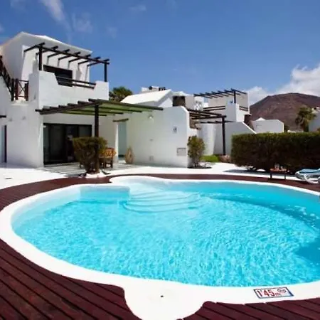 Playa Blanca Sleeps 8 Pool Wifi Apartment